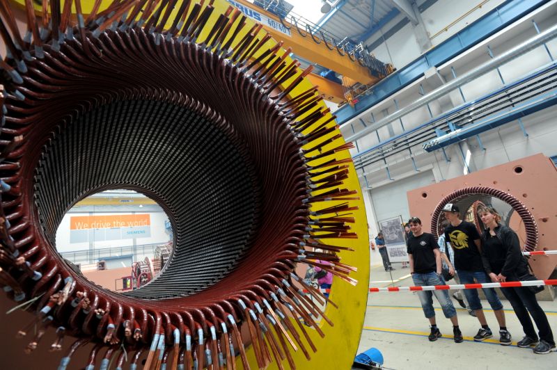 Stator generátoru se po servisu vrací z Plzně do Dukovan.