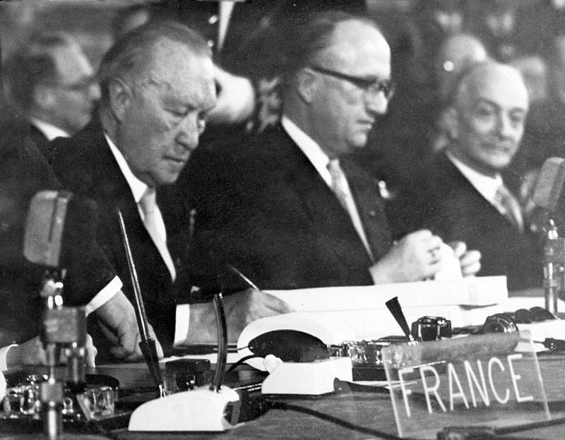 Vlevo kancléř SRN Kondrad Adenauer při podpisu římských smluv.