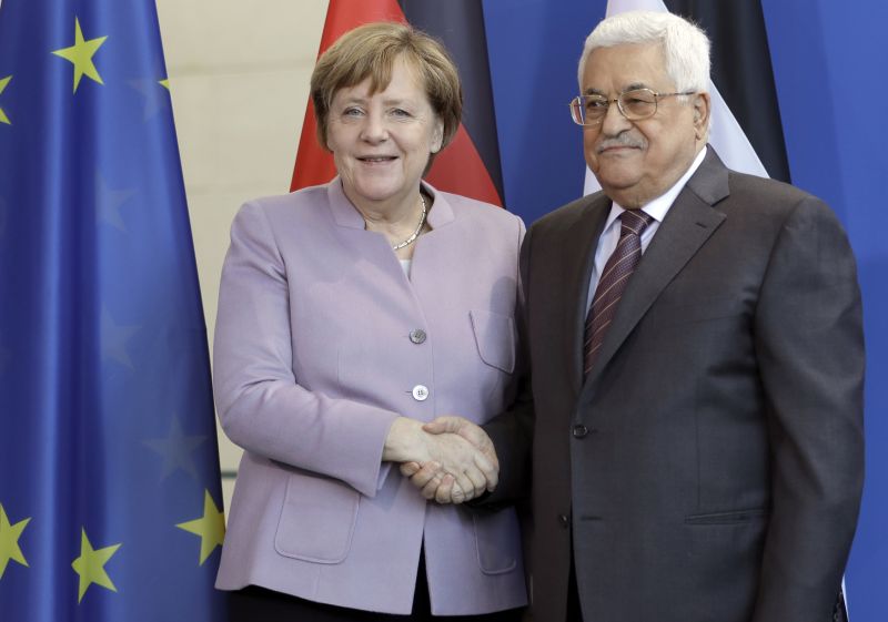 Kancléřka Angela Merkelová s palestinským prezidentem Mahmoudem Abbásem.
