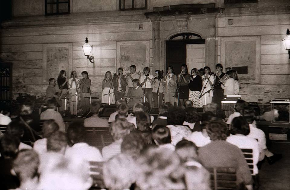 Snímek z nultého ročníku hudebního festivalu Okolo Třeboně, jehož první ročník se pod vedením Pavla Barnáše uskutečnil roku 1992.