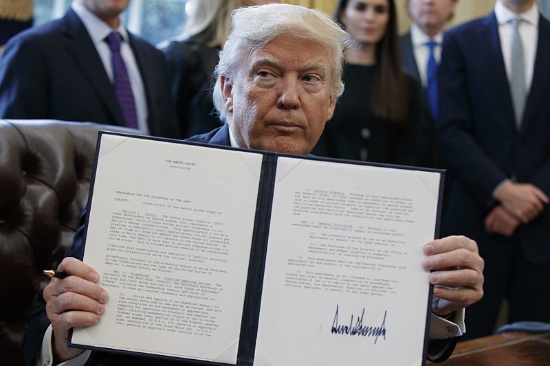 Donald Trump a jeho podpis.