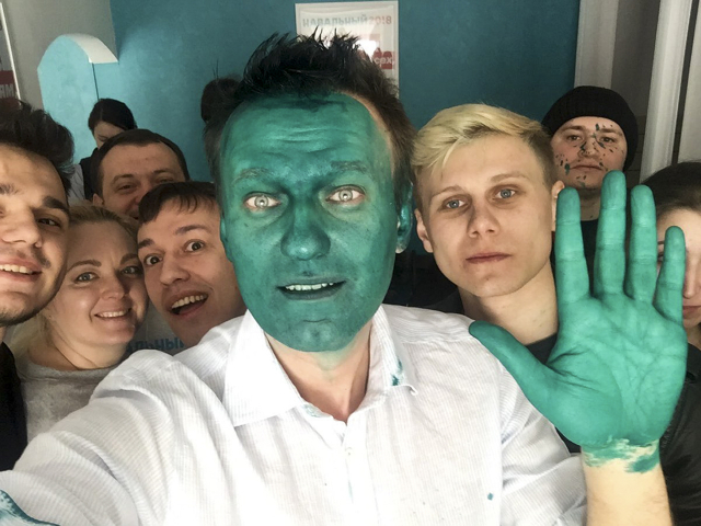 Selfie s příznivci ruského opozičního vůdce Alexeje Navalného (na snímku uprostřed), které pořídil poté, co mu neznámý útočník nastříkal jasně zelené antiseptikum do tváře.