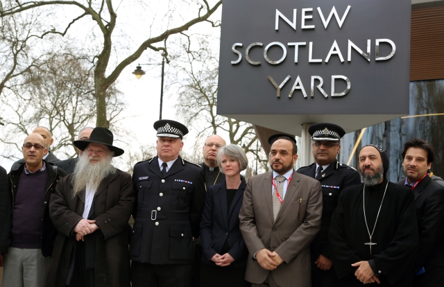 Uctění obětí teroristického útoku v Londýně, pietní akce u sídla Scotland Yard.