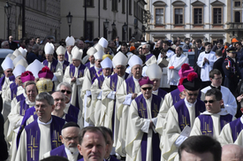 Pohřeb kardinála Miloslava Vlka. Na snímku je průvod církevních hodnostářů z Arcibiskupského paláce do chrámu.