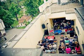 Koncert na střeše Divadla Šumperk kapely O5&Radeček.