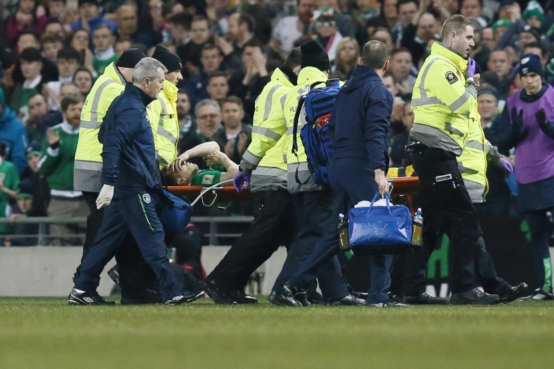 Seamus Coleman v péči lékařů. 