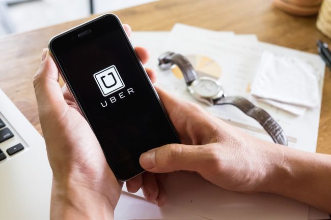 Alternativní taxislužby Uber.