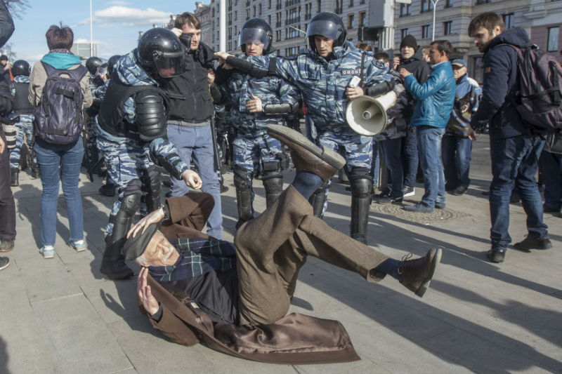 Ruská policie zadržela na sto demonstrantů a běloruská přes 400 lidí. 