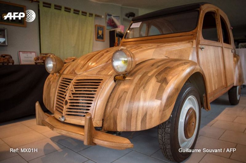 Unikátní dřevěná a plně funkční replika Citroënu 2CV známého také jako "kachna".