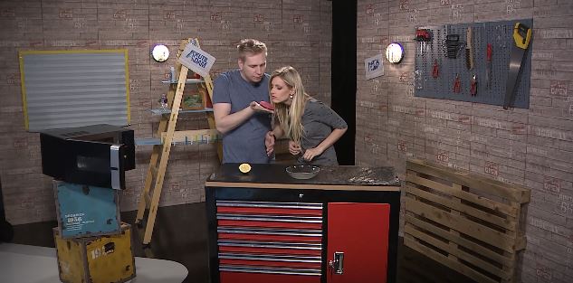 Kutilové Adam a Lucie poradí, jak na zapáchající houbičku na nádobí. Kutilové Adam a Lucie poradí, jak na zapáchající houbičku na nádobí.