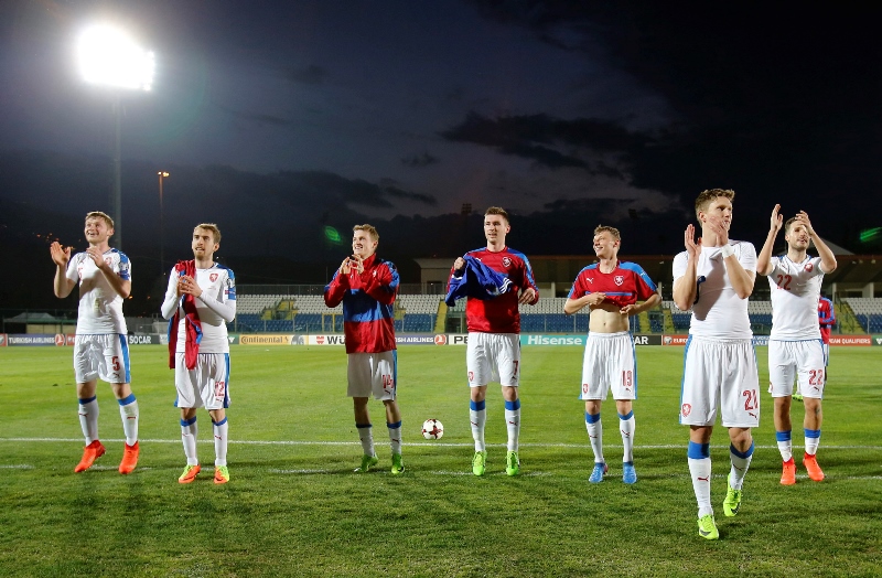 Čeští reprezentanti se radují po vítězství v San Marinu.
