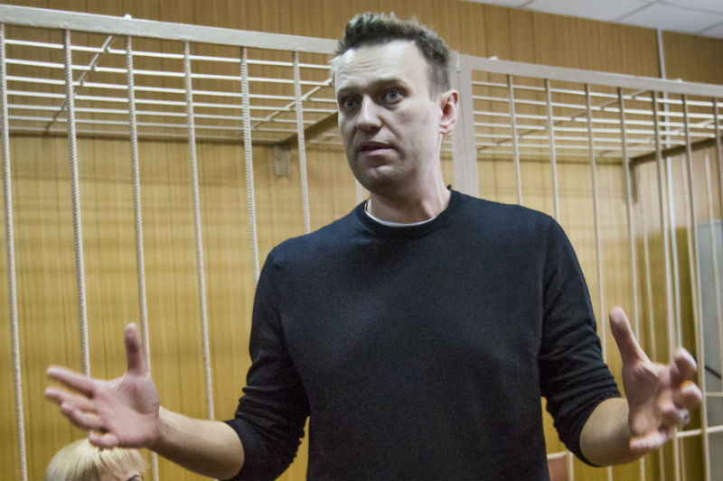 Opoziční vůdce Navalný při pondělním soudu. 