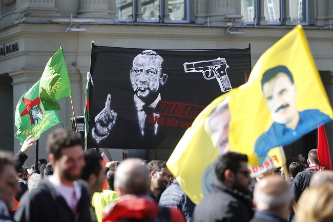 Transparent s portrétem tureckého prezidenta s pistolí u hlavy. Transparent s portrétem tureckého prezidenta s pistolí u hlavy.