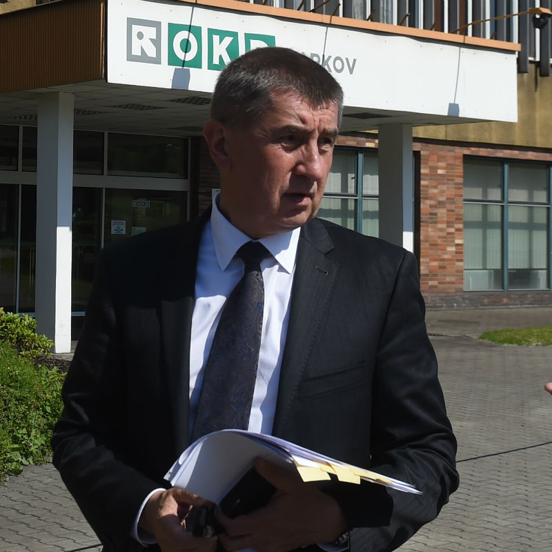 Ministr financí Andrej Babiš před budovou OKD. 