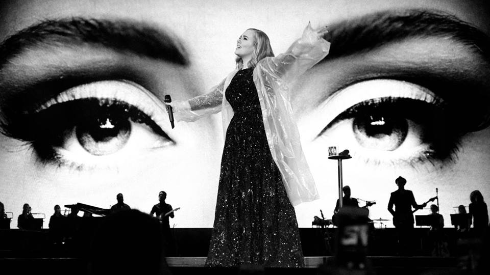 Britská zpěvačka Adele při deštivém koncertu oblékla pláštěnku.