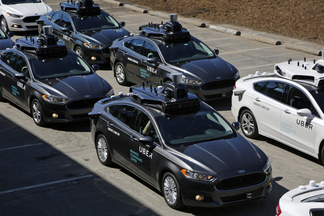 Samořizené automobily taxislužby Uber Technologies.