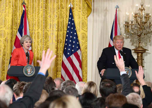 Britská premiérka Theresa Mayová a americký prezident Donald Trump.