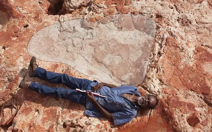 Stopa dinosaura v Austrálii. 