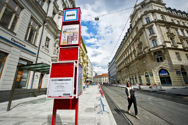 Bezbariérová tramvajová zastávka Lazarská v Praze 1.