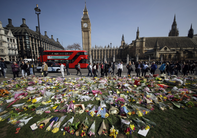 Pietní místo obětem terorismu před Westminsterským palácem v Londýně.