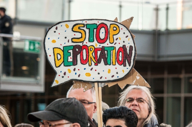 Na protest proti sběru afghánských uprchlíků a jejich následné deportaci demonstrovalo asi 150 lidí na mezinárodním letišti v Mnichově.