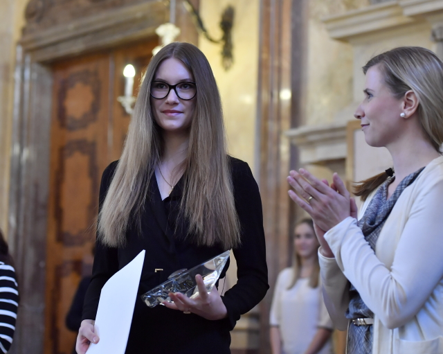 Ministryně školství Kateřina Valachová (vpravo) v Senátu in memoriam ocenila šikanovanou učitelku Ludmilu Vernerovou ze Střední průmyslové školy Na Třebešíně v Praze.