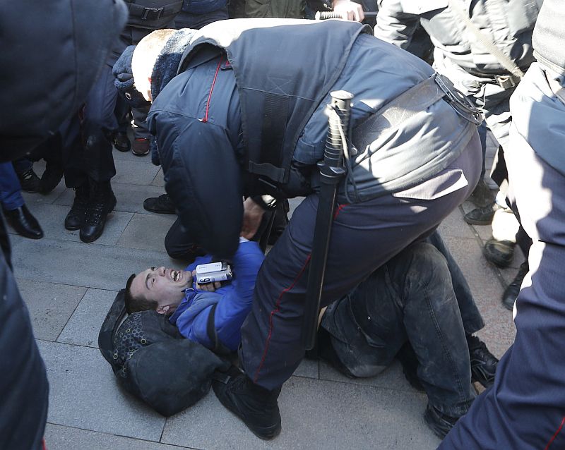 Zatýkání demonstrantů při protestech v Moskvě.