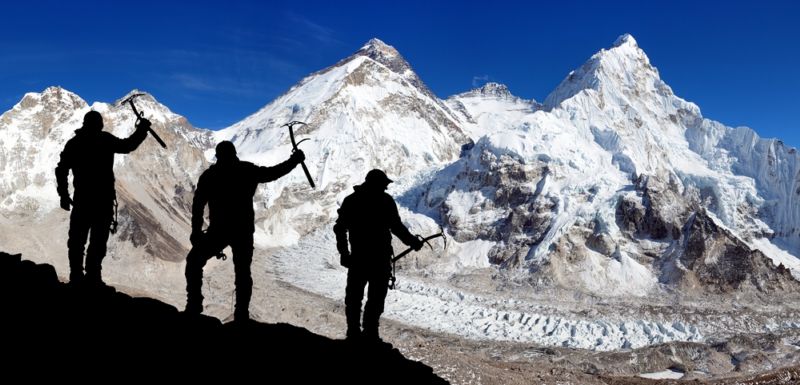 Horolezci na Mount Everestu pomohou se sběrem odpadků (ilustrační foto). Horolezci na Mount Everestu pomohou se sběrem odpadků (ilustrační foto).