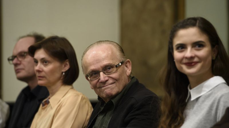 Režisér Jiří Svoboda (druhý zprava) mezi herci na novinářské projekci svého nového televizního filmu Zádušní oběť 29. března v pražském kině Lucerna. Dále na snímku jsou (zprava) Eva Josefíková, Klára Pollertová-Trojanová a Adrian Jastraban.