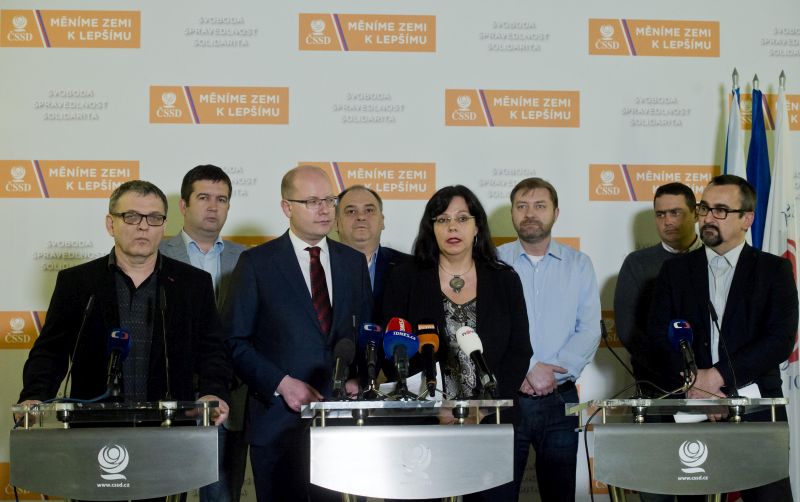 Premiér Sobotka a ministryně práce a sociálních věcí Marksová (uprostřed).