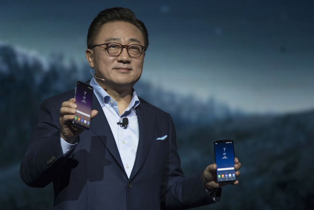 Šéf mobilní divize Samsungu Dong-jin Koh představuje nový Galaxy S8, obě verze.