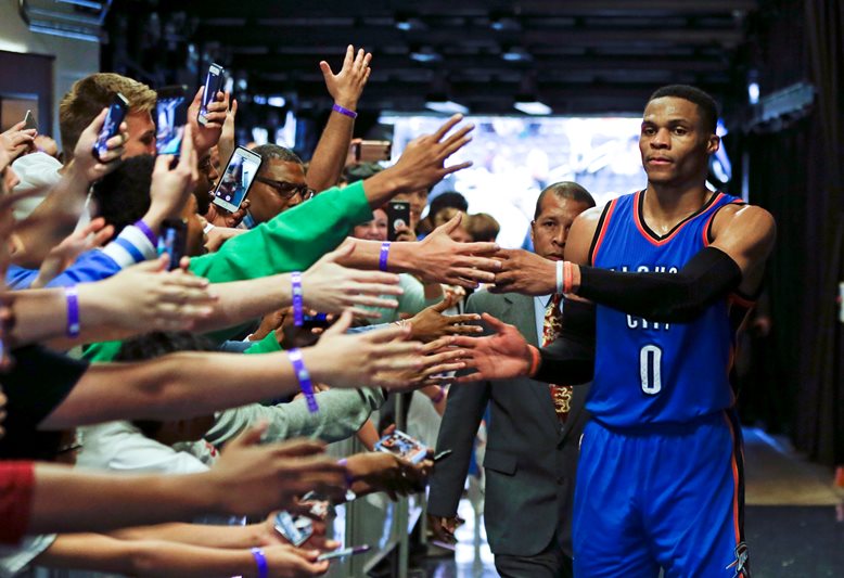 Russel Westbrook po utkání přijímal gratulace od fanoušků. 