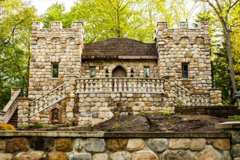 Zámek Highlands začal otec svému synovi stavět v roce 1982.