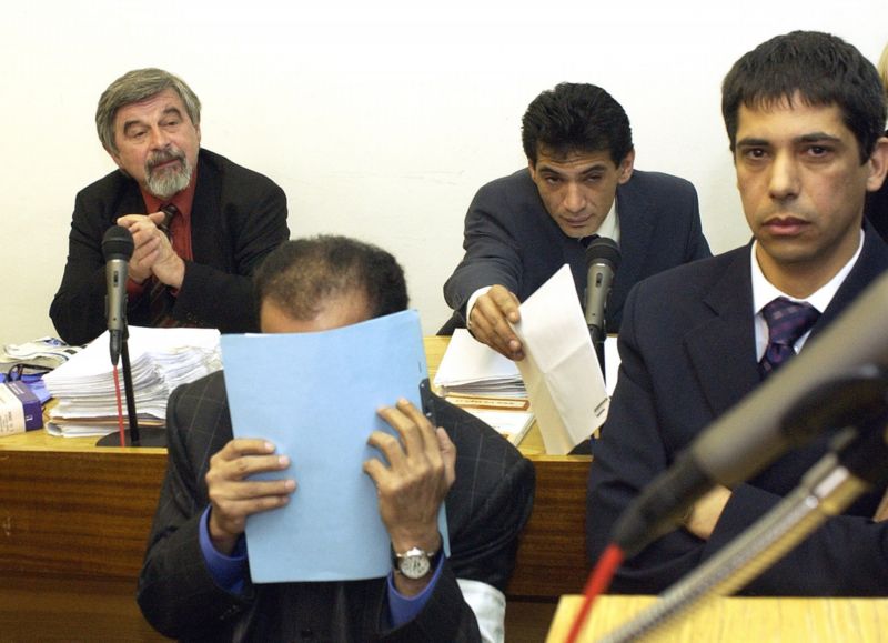 Člen katarské královské rodiny Hámid bin Abdal Sání si kryje listem papíru tvář.