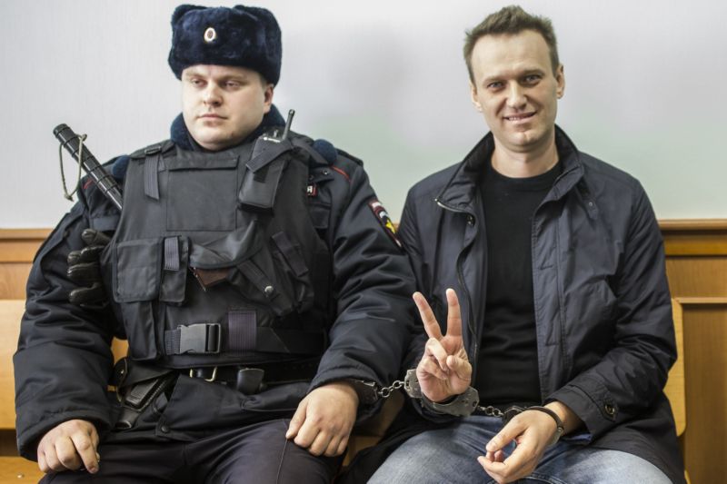 Alexej Navalnyj u soudu s ostrahou.