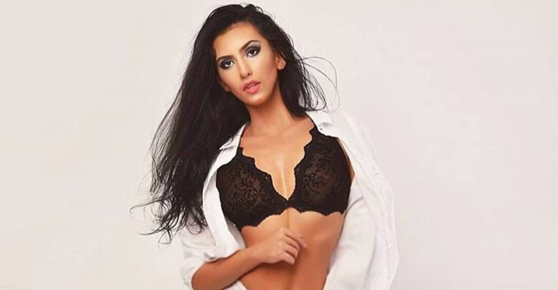 Osmnáctiletá Aleexandra je ambiciózní modelkou spodního prádla.