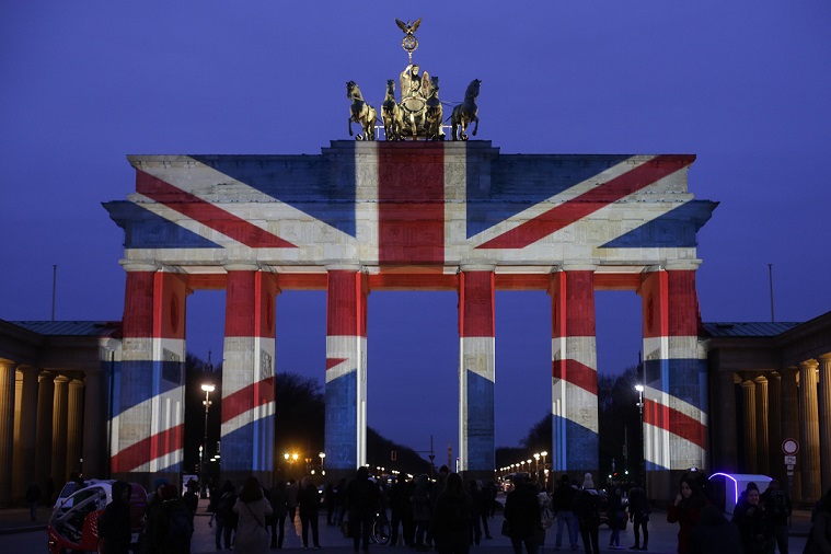Braniborská brána se v Berlíně zahalila do vlajky Británie po teroristickém útoku v Londýně.