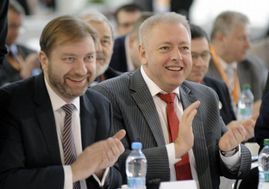 Roman Sklenák (vlevo) a 1. místopředseda ČSSD Miroslav Chovanec.