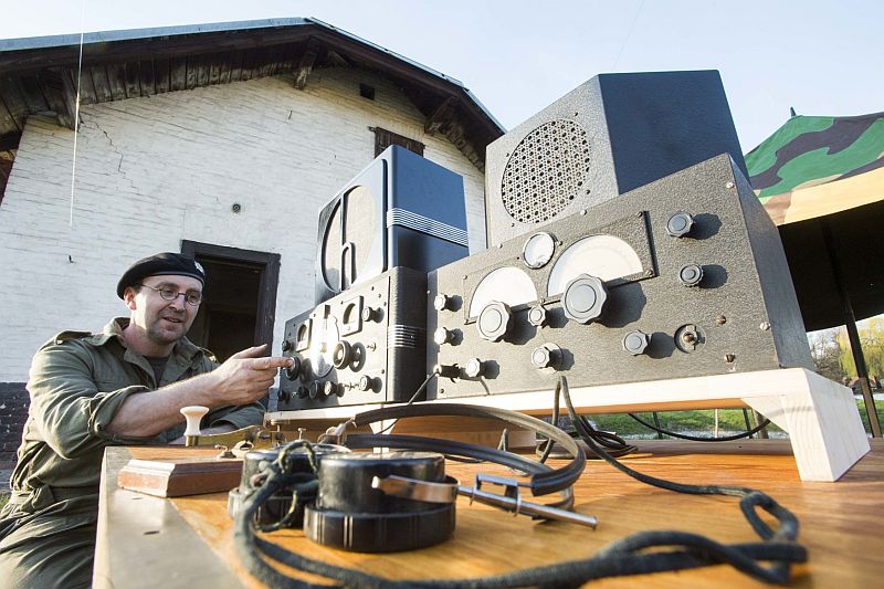 Na snímku je Vilém Fencl z klubu vojenské historie Rota Nazdar s radiostanicí, kterou používali v Anglii na radiové vojenské ústředně pro chytání signálu z protektorátu.