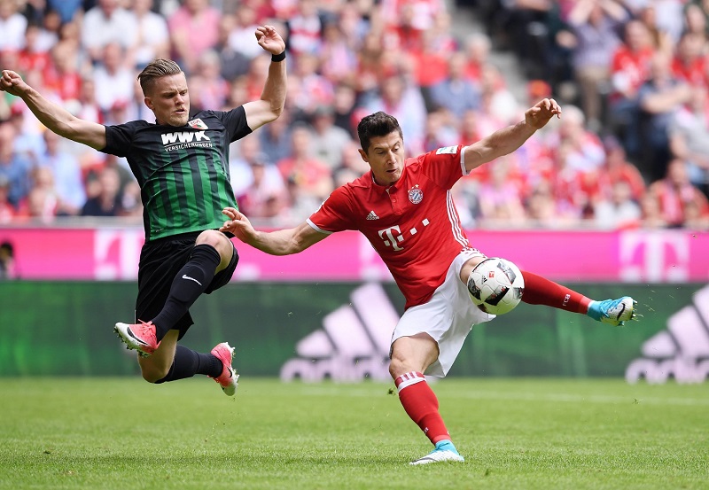 Robert Lewandovski v zápase s Augsburgem.