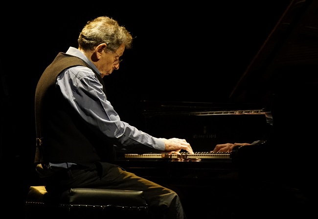 Americký skladatel a hudebník Philip Glass.