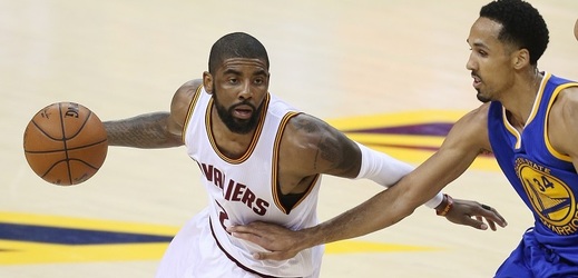 Kyrie Irving (vlevo).