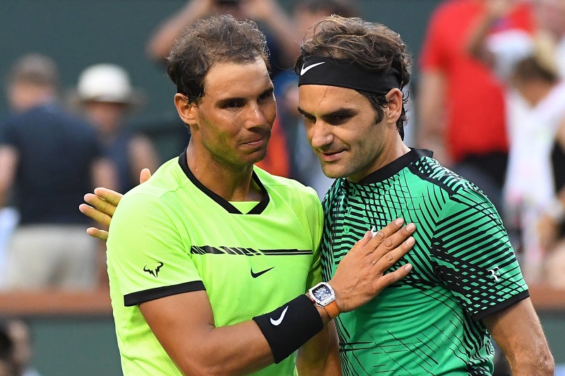 Rafael Nadal (vlevo) s Rogerem Federerem.
