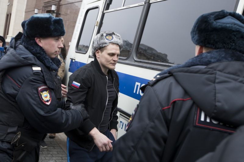Policie zatýká demonstranty v Moskvě.