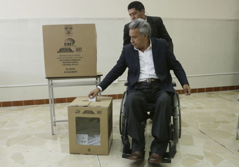 Socialistický kandidát Lenín Moreno při hlasování.