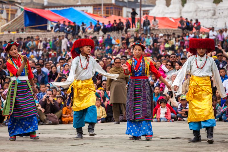 Tanečníci v tradičních tibetských kostýmech (ilustrační foto).