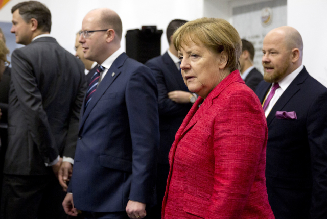 Český premiér Bohuslav Sobotka a německá kancléřka Angela Merkelová.