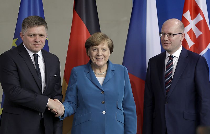Zleva slovenský premiér Robert Fico, německá kancléřka Angela Merkelová a český premiér Bohuslav Sobotka.