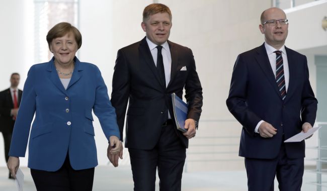 Merkelová, Fico a Sobotka na společné konferenci v Berlíně.
