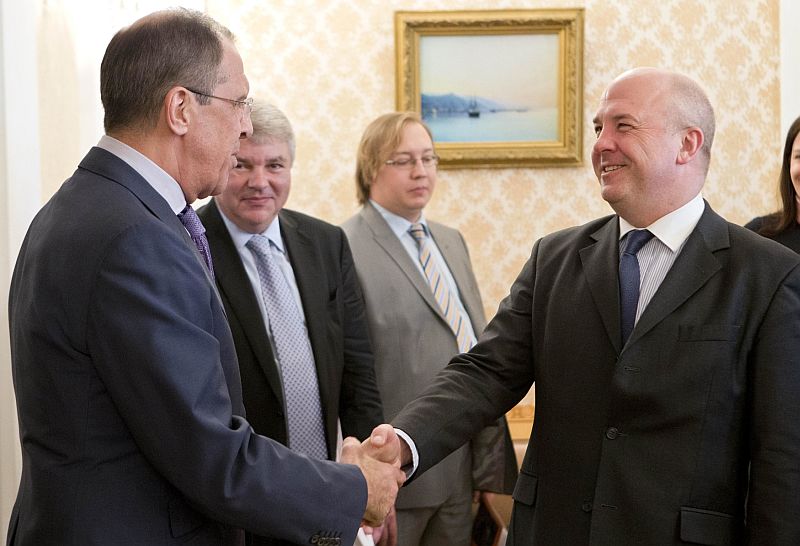 Zleva ruský ministr zahraničí Sergej Lavrov a komisař Rady Evropy pro lidská práva Nils Muižnieks.